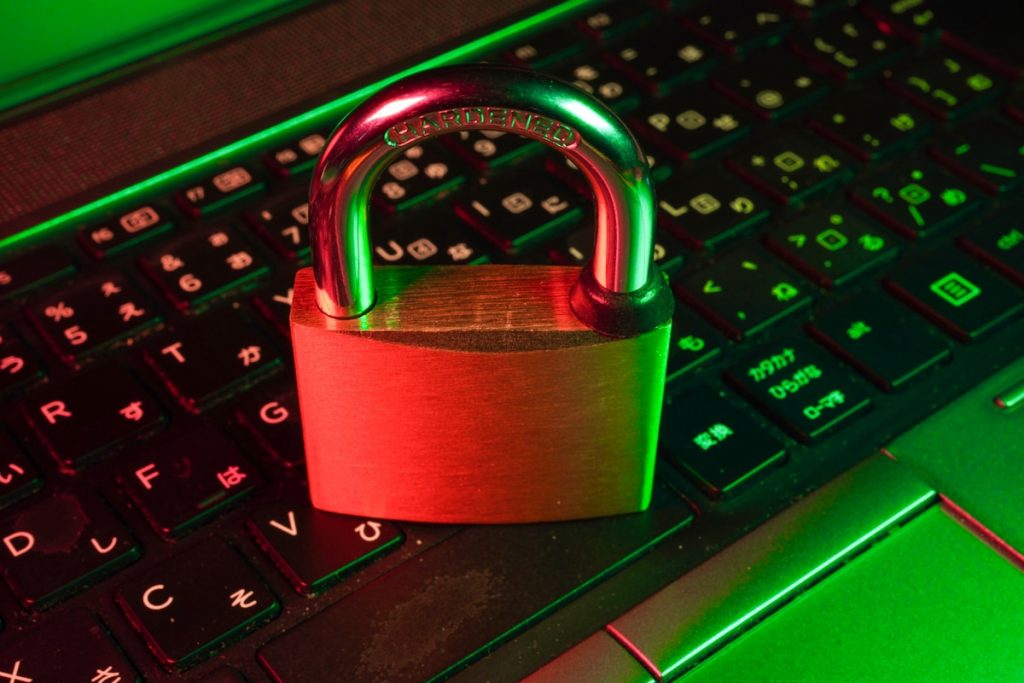 Candado de seguridad sobre teclado - Vulnerabilidad CVE-2026-41089 Windows Netlogon