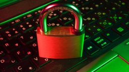 Candado de seguridad sobre teclado - Vulnerabilidad CVE-2026-41089 Windows Netlogon