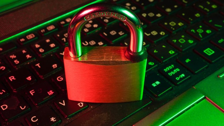 Candado de seguridad sobre teclado - Vulnerabilidad CVE-2026-41089 Windows Netlogon